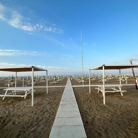 Hotel Neyra Beach Римини Экстерьер фото